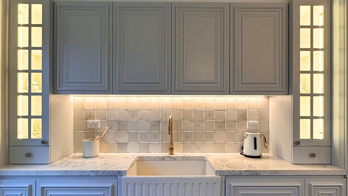 Kitchen splashback of hand-painted Delft tiles by Akka Home