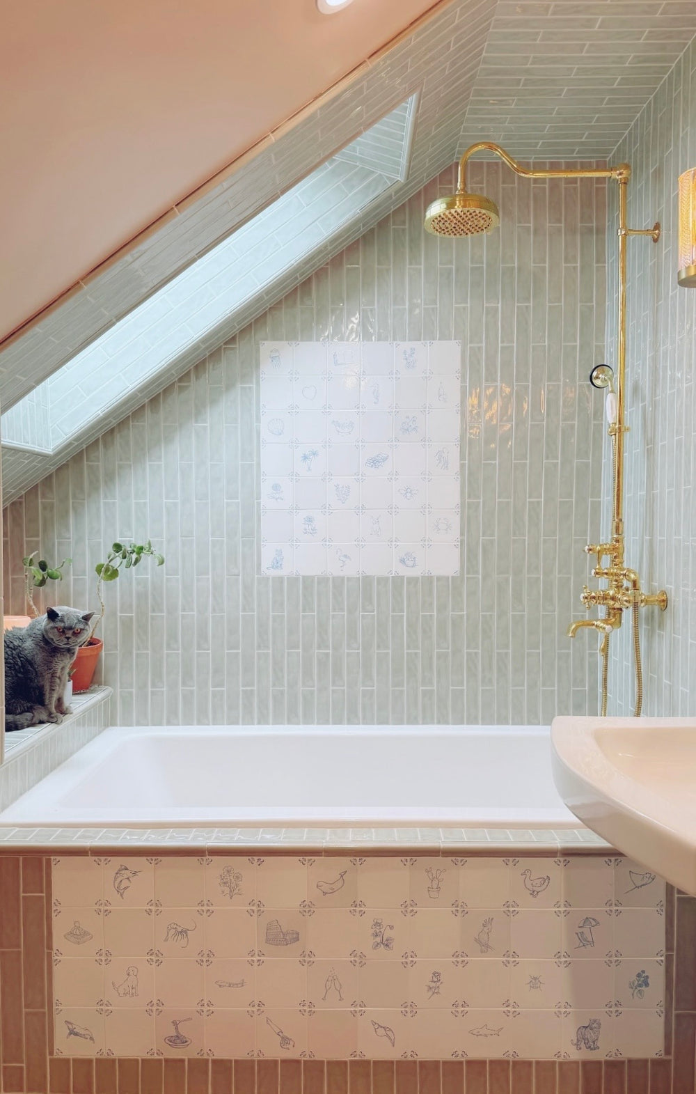 Bathroom niche with botanical hand-painted Delft tiles